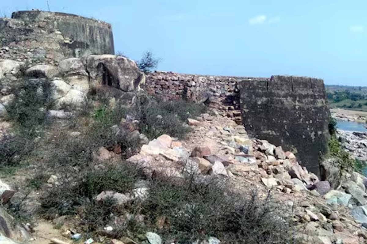 रनगढ़ किला, बांदा: कला और इतिहास का संगम यह किला आज जर्जर स्थिति में है. इसका जीर्णोद्धार करके इसे पर्यटकों के लिए एक खास आकर्षण बनाया जाएगा. 