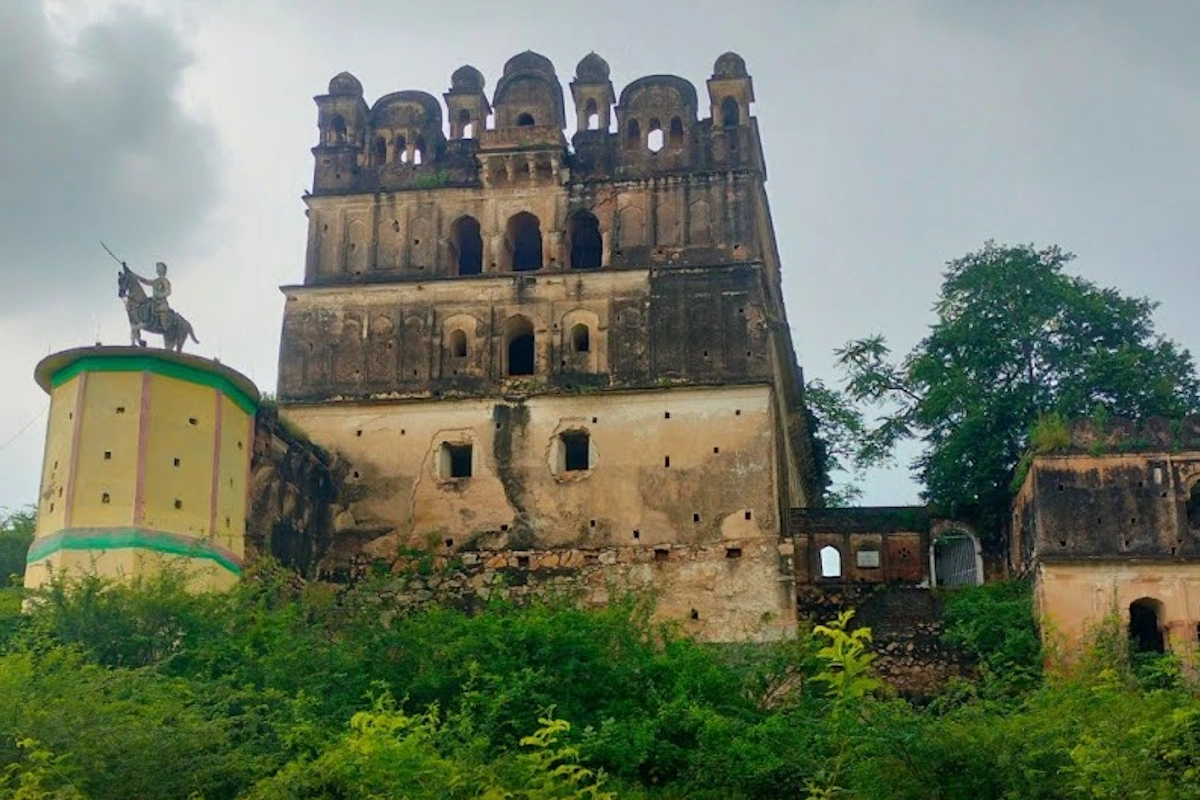 सेनापति महल, महोबा: सेना प्रमुखों का यह निवास स्थान युद्ध और रणनीति की गवाह रही है. इसे हेरिटेज रूप दिया जाएगा. 