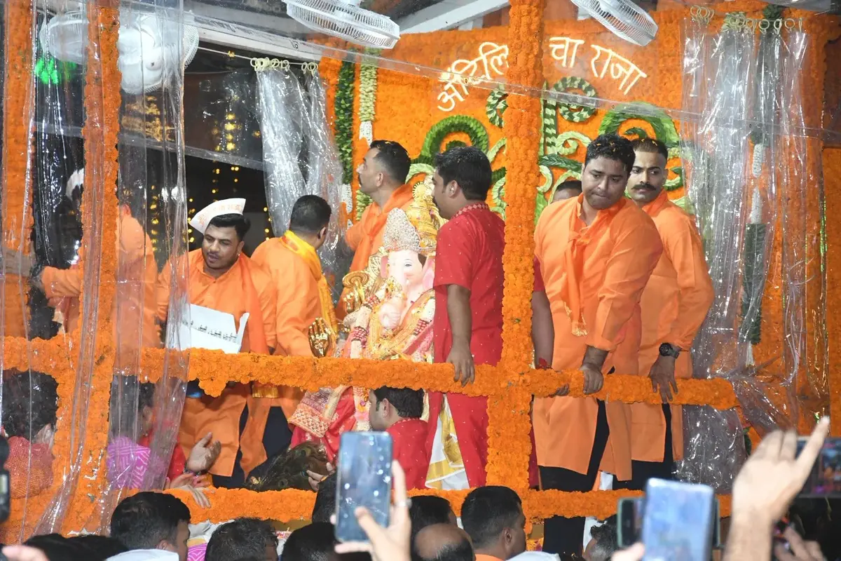 अंबानी परिवार ने अपने गणपति ‘अंतिलिया चा राजा’ को बड़े ही शाही अंदाज़ में विदा किया.