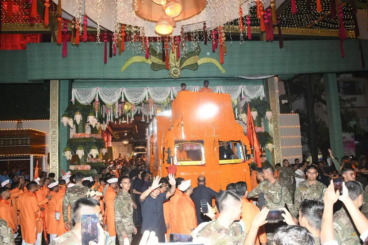 गणेश प्रतिमा को विसर्जन के लिए गेंदे के फूलों से सजे वाहन में ले जाया गया.