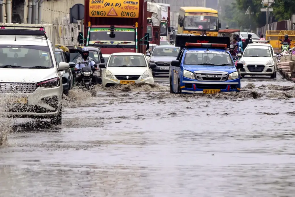 Heavy Rain: दिल्ली-एनसीआर में भारी बारिश से जीवन अस्त-व्यस्त, सड़कें बनीं तालाब, फ्लाइट्स कैंसिल, रेड अलर्ट जारी - भारत एक्सप्रेस