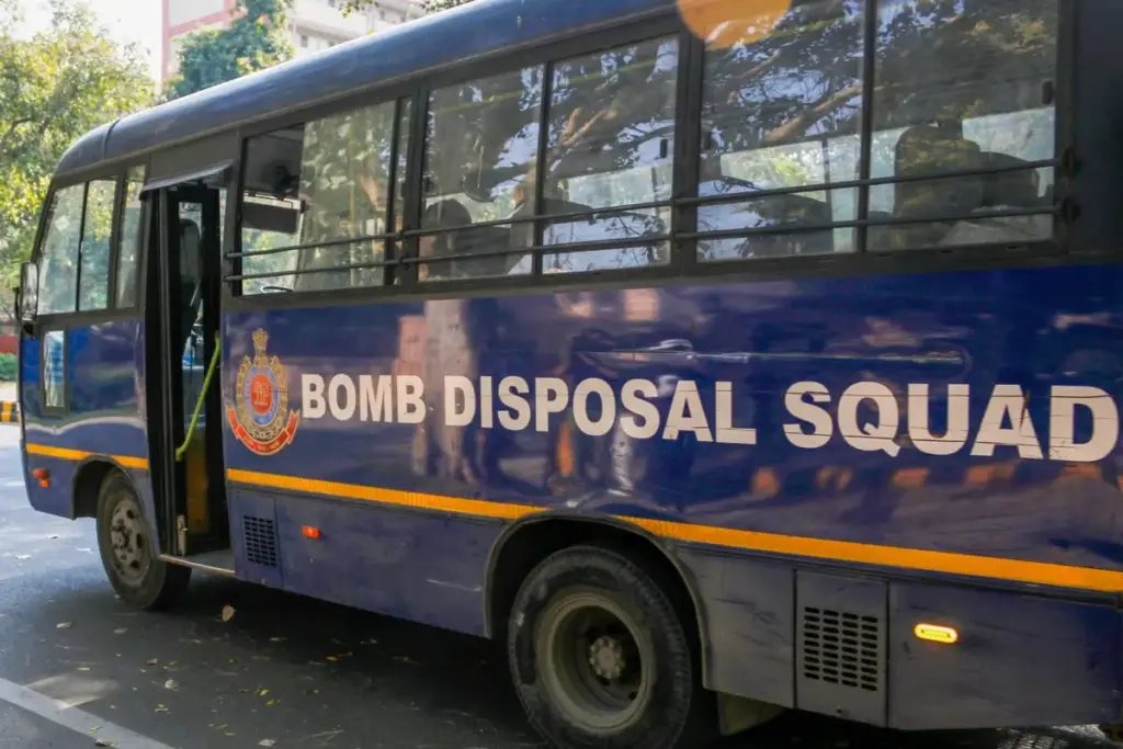 Delhi के 6 स्कूलों को फिर बम से उड़ाने की धमकी, पुलिस ने शुरू की जांच