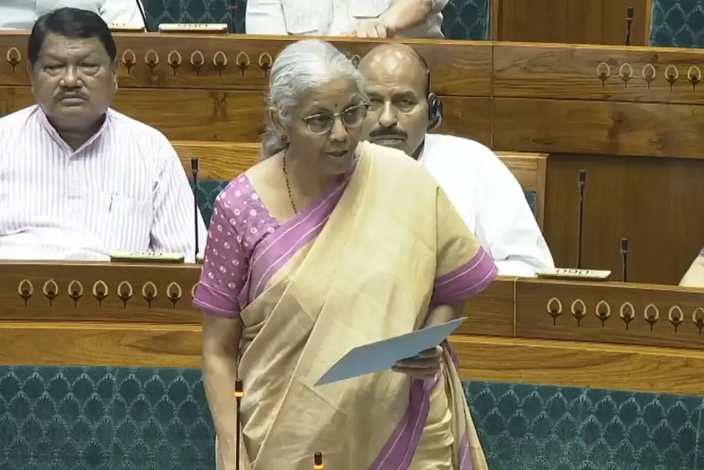 Income Tax Bill: वित्त मंत्री निर्मला सीतारमण ने लोकसभा में संशोधित इनकम टैक्स बिल, 2025 पेश किया है। इस नए बिल में संसदीय चयन समिति की अधिकांश सिफारिशों को शामिल किया गया है, जिसका मुख्य उद्देश्य दशकों पुराने जटिल आयकर कानून को सरल बनाना है। सरकार के अनुसार, यह बिल कानूनी उलझनों को कम करेगा, करदाताओं के लिए فهم को आसान बनाएगा और मध्यम वर्ग को राहत देकर घरेलू खपत और बचत को बढ़ावा देगा।