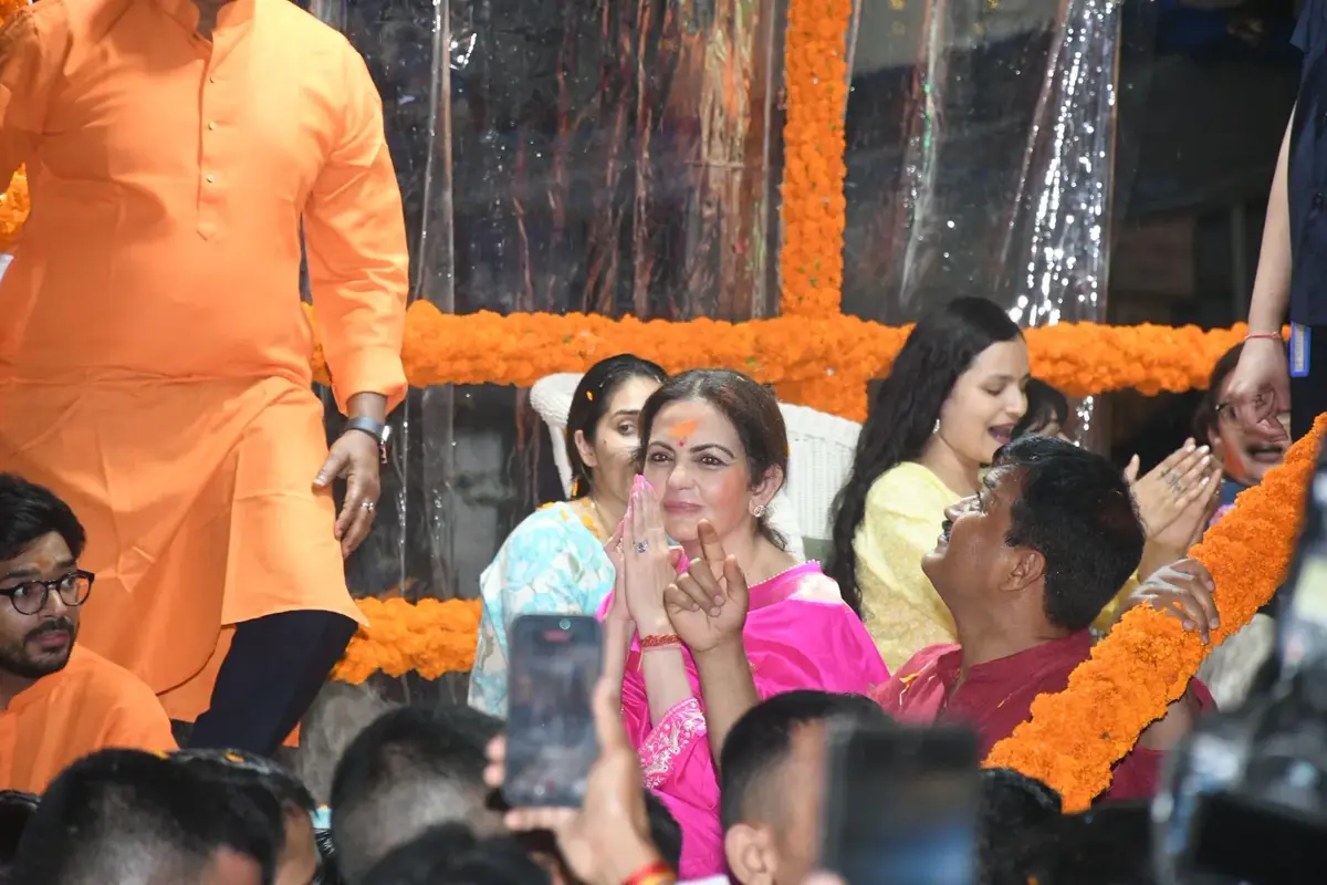 निता अंबानी की श्रद्धा भरी गाड़ी में बैठी निता अंबानी हाथ जोड़कर बप्पा को विदा करती दिखीं.