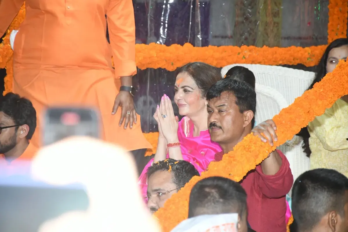 निता अंबानी ने गुलाबी रंग का सादा लेकिन खूबसूरत सूट पहना था, जिसमें उनकी सादगी और भक्ति दोनों झलक रही थीं