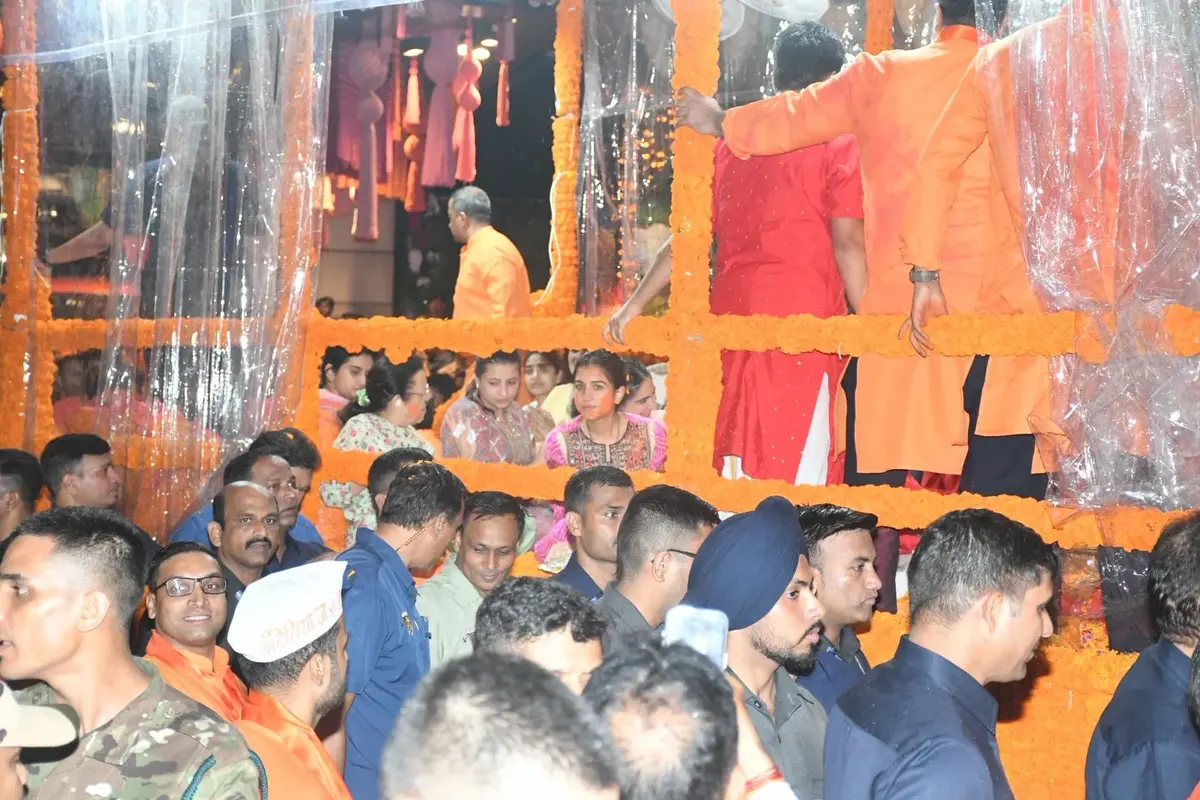राधिका मर्चेंट नीता अंबानी की मां के बगल में बैठी थीं और कुछ सोच में डूबी हुई दिख रही थीं.