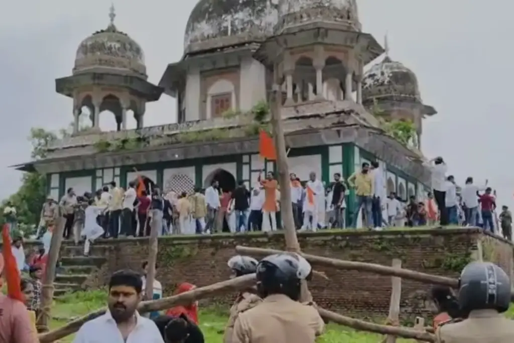 UP News: अब्दुल समद मकबरा, (फतेहपुर में मकाबरा विवाद को लेकर बढ़ा तनाव, पुलिस ने संभाला मोर्चा)