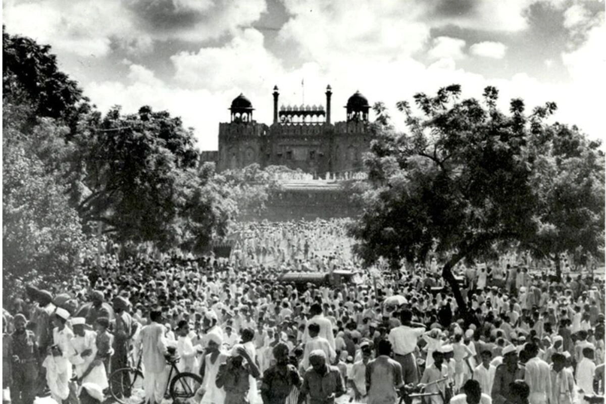 लाल किले को अंग्रेजों से हुई लड़ाई का प्रतीक भी माना जाता है जिसके कारण हर वर्ष स्वतंत्रता दिवस के दिन इसपर तिरंगे को फहराने का चलन शुरु हो गया.