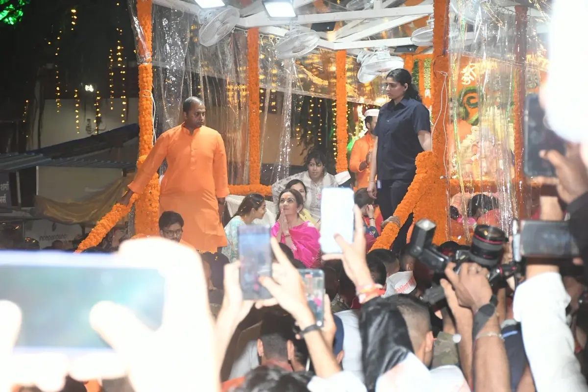 अंबानी परिवार ने मिलकर दी विदाईमुकेश अंबानी, उनके बेटे आकाश और अनंत भी विसर्जन में शामिल हुए. पूरे परिवार ने मिलकर बप्पा को भावनाओं और भक्ति के साथ विदा किया.
