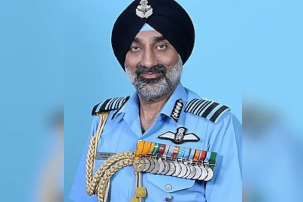 AP SINGH Operation Sindoor: भारत ने 300 किलोमीटर दूर से ही मार गिराए 6 पाकिस्तानी फाइटर जेट, जानिए वायुसेना चीफ ने और क्या-क्या कहा - भारत एक्सप्रेस