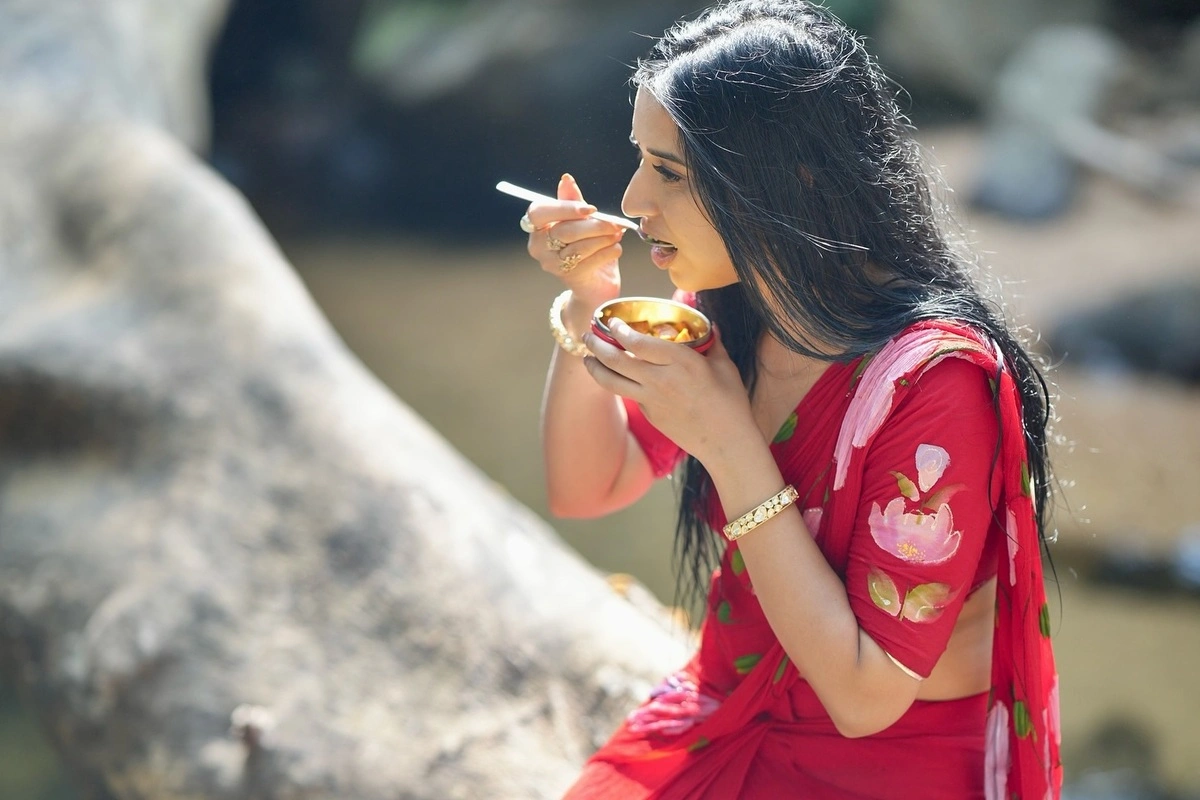 अपने कॉलेज टाइम में तान्या सदर बाजार से सामान खरीद कर अपने सोशल मीडिया के जरिए उन्हें बेचा करती थी. उन्होंने हैंडमेड लव नाम से एक बिजनेस भी शुरू किया था जिसमें वो हैंड क्राफ्टेड फोटो फ्रेम, गिफ्ट कार्ड, की रिंग जैसे चीजें बनाती थीं.