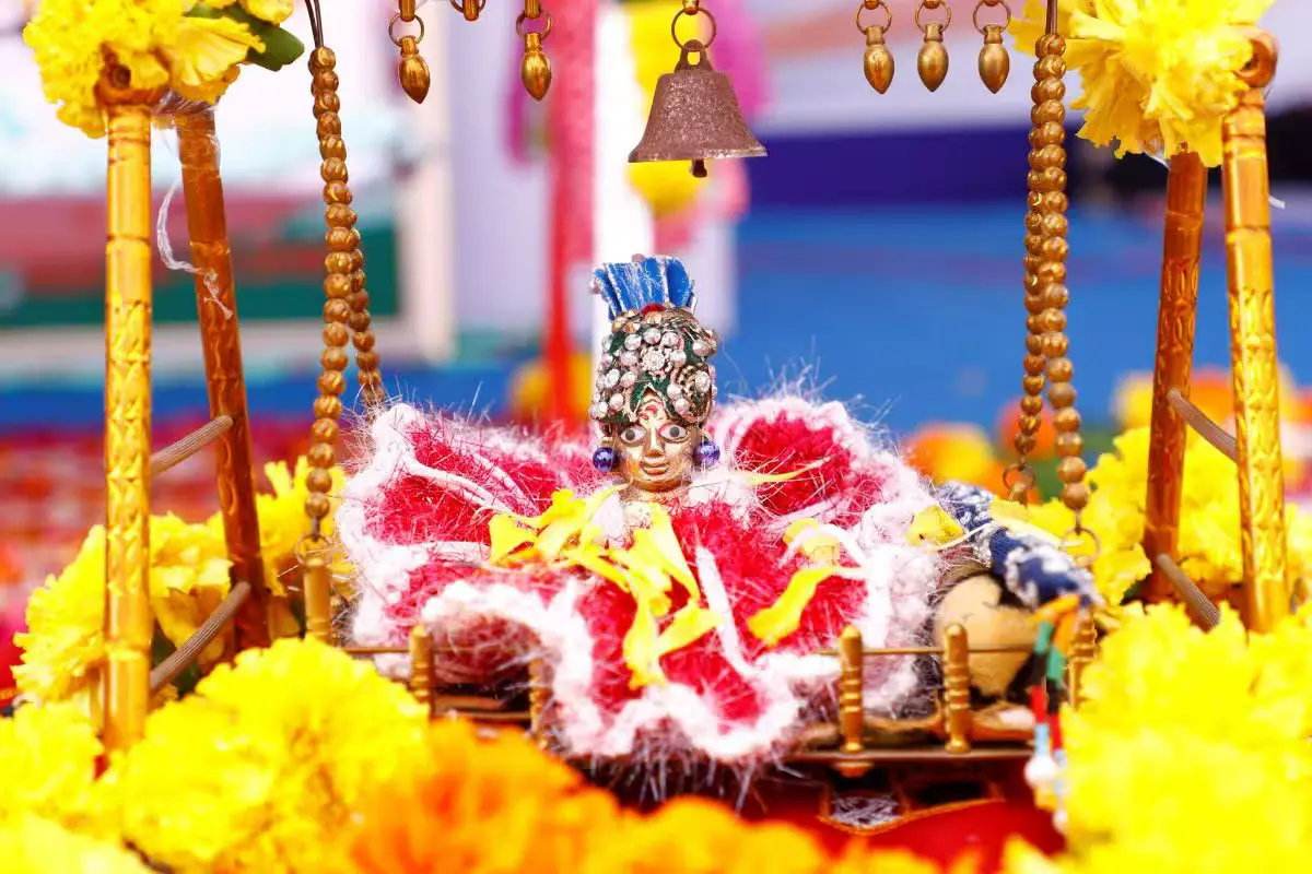 हिंदू पंचांग के अनुसार, यह पर्व हर साल भाद्रपद महिनें में कृष्ण पक्ष की अष्टमी को मनाया जाता है जिसमें भक्तगण भागवान श्री कृष्ण के लिए व्रत रखते हैं और उनकी पूजा-अराधना करते है.