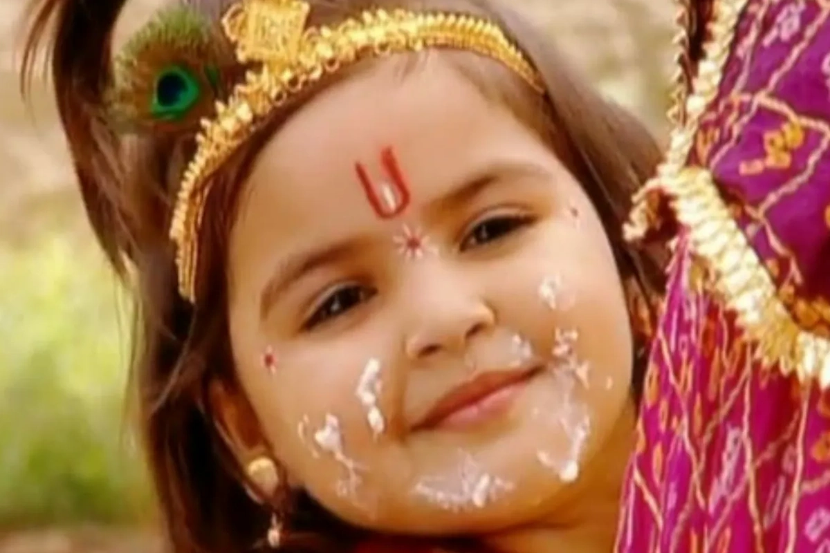 जय श्री कृष्णा में बाल कृष्ण का रूप निभाने वाली धृति भाटिया आज सोशल मीडिया पर सक्रिय हैं. बचपन के उस मासूम किरदार के बाद अब वे बड़े हो चली हैं और कभी-कभार पब्लिक अपीयरेंस में दिखती हैं. उनकी वो बचपन की छवि आज भी कई फैंस के लिए बेहद प्रिय बनी हुई है. 