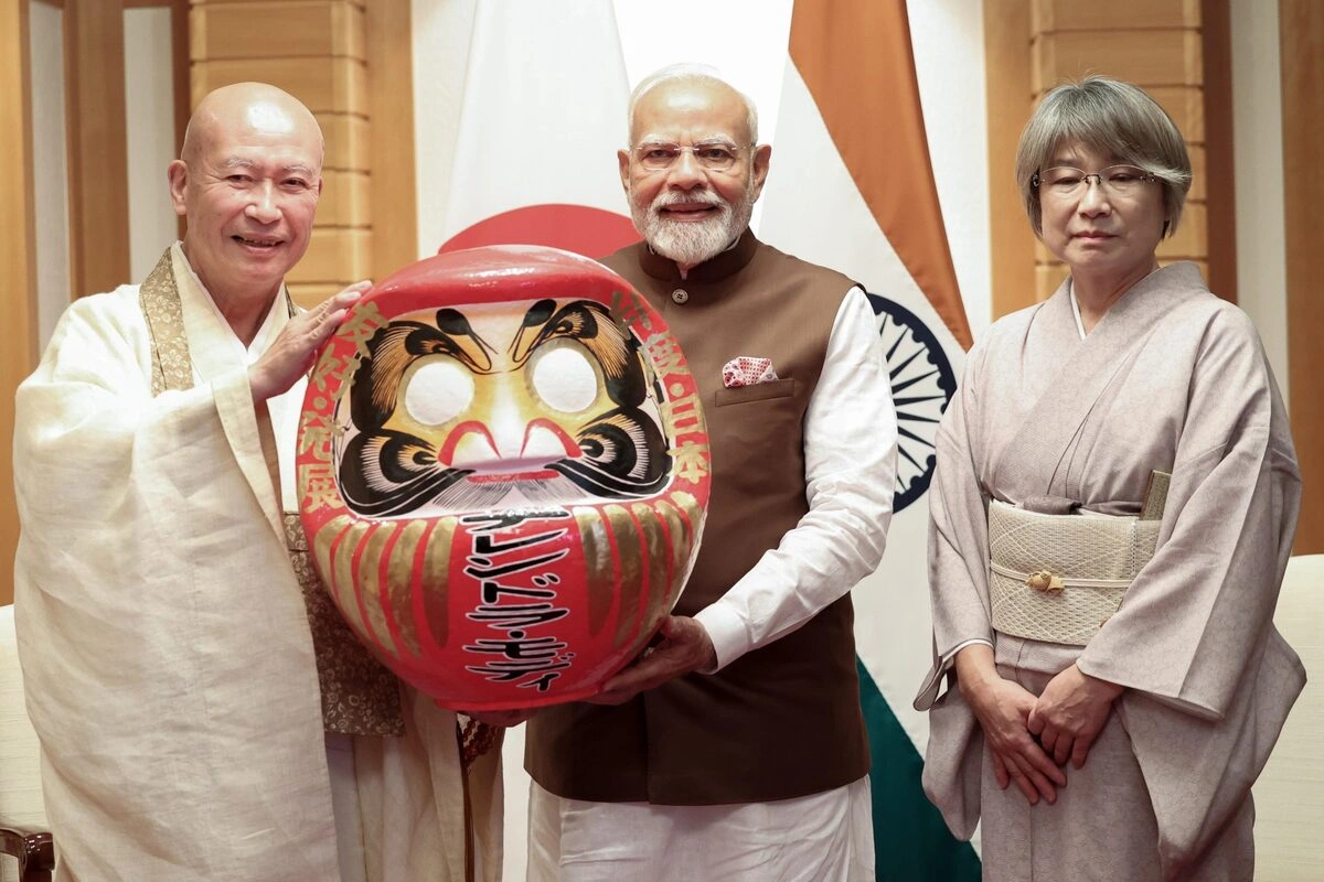 शोरिनज़ान दारुमा-जी मंदिर के मुख्य पुजारी ने प्रधानमंत्री मोदी को जापानी दारुमा गुड़िया भेंट की, जो सालों से जापानी संस्कृति का प्रतिक बना हुआ है. 