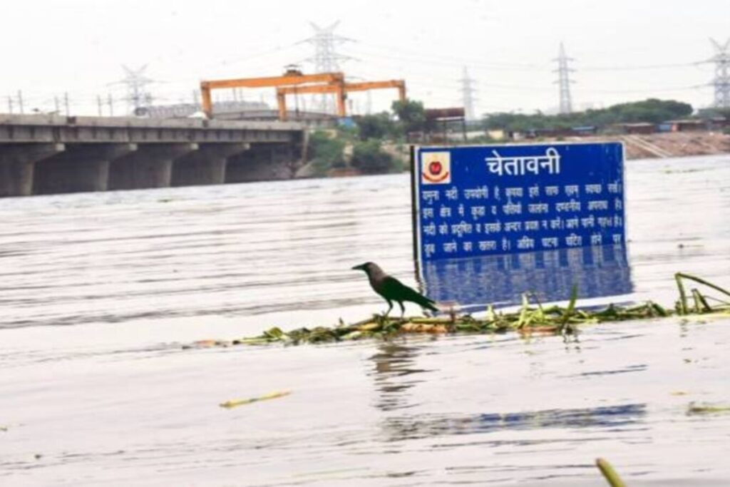 Delhi Flood News: दिल्ली में भारी बारिश से बढ़ रहा यमुना का जल स्तर