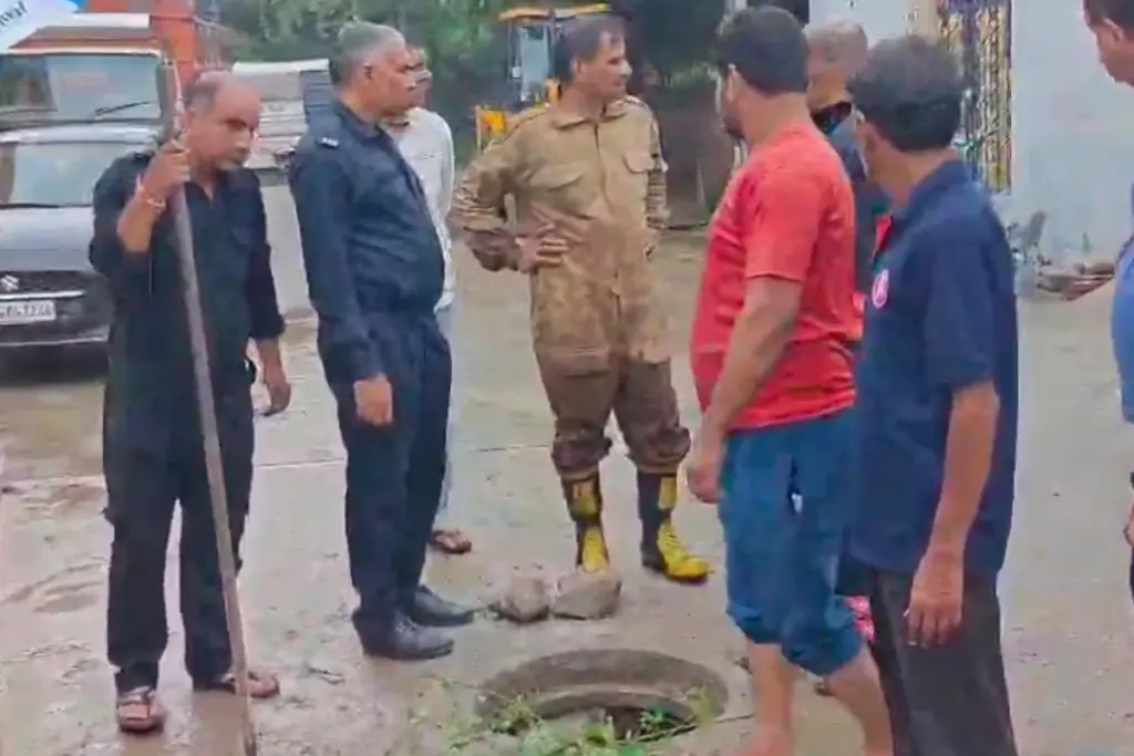 दिल्ली के खेड़ा खुर्द गांव में ढाई साल के बच्चे की सीवर में गिरने से दर्दनाक मौत - भारत एक्सप्रेस
