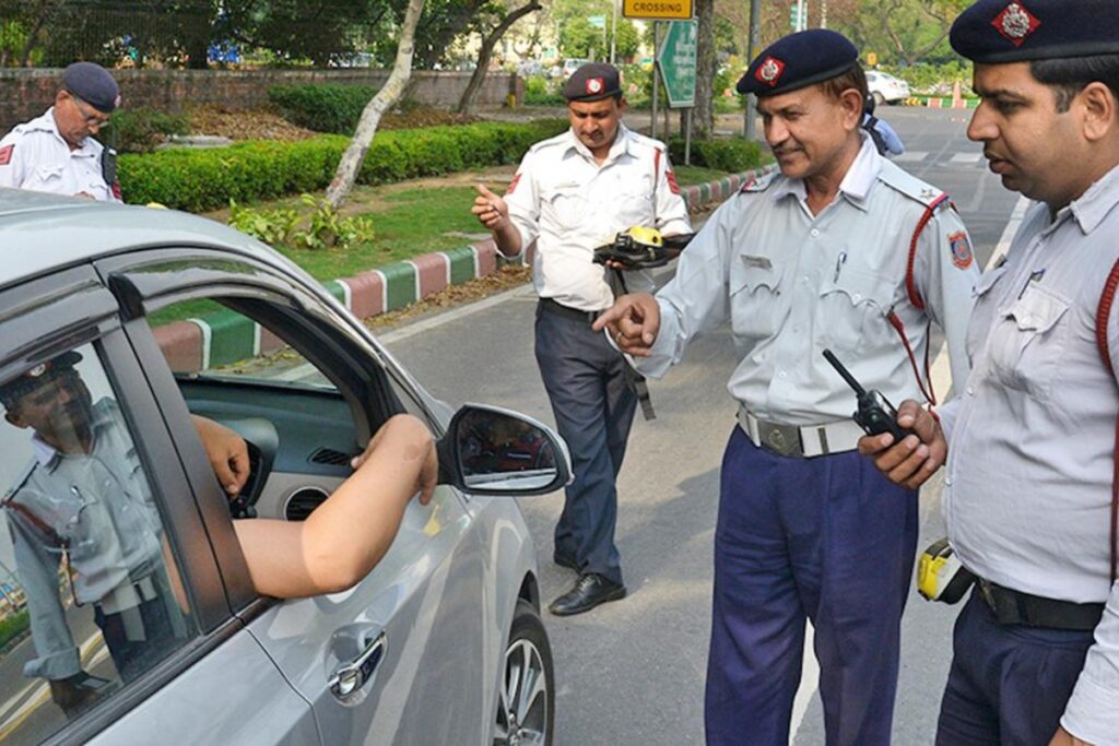 Delhi Traffic Police: दिल्ली सरकार की नई स्कीम! ट्रैफिक रूल तोड़ने वालों की करें रिपोर्ट, हर महीने पाएं 50 हजार रुपये तक का इनाम - भारत एक्सप्रेस