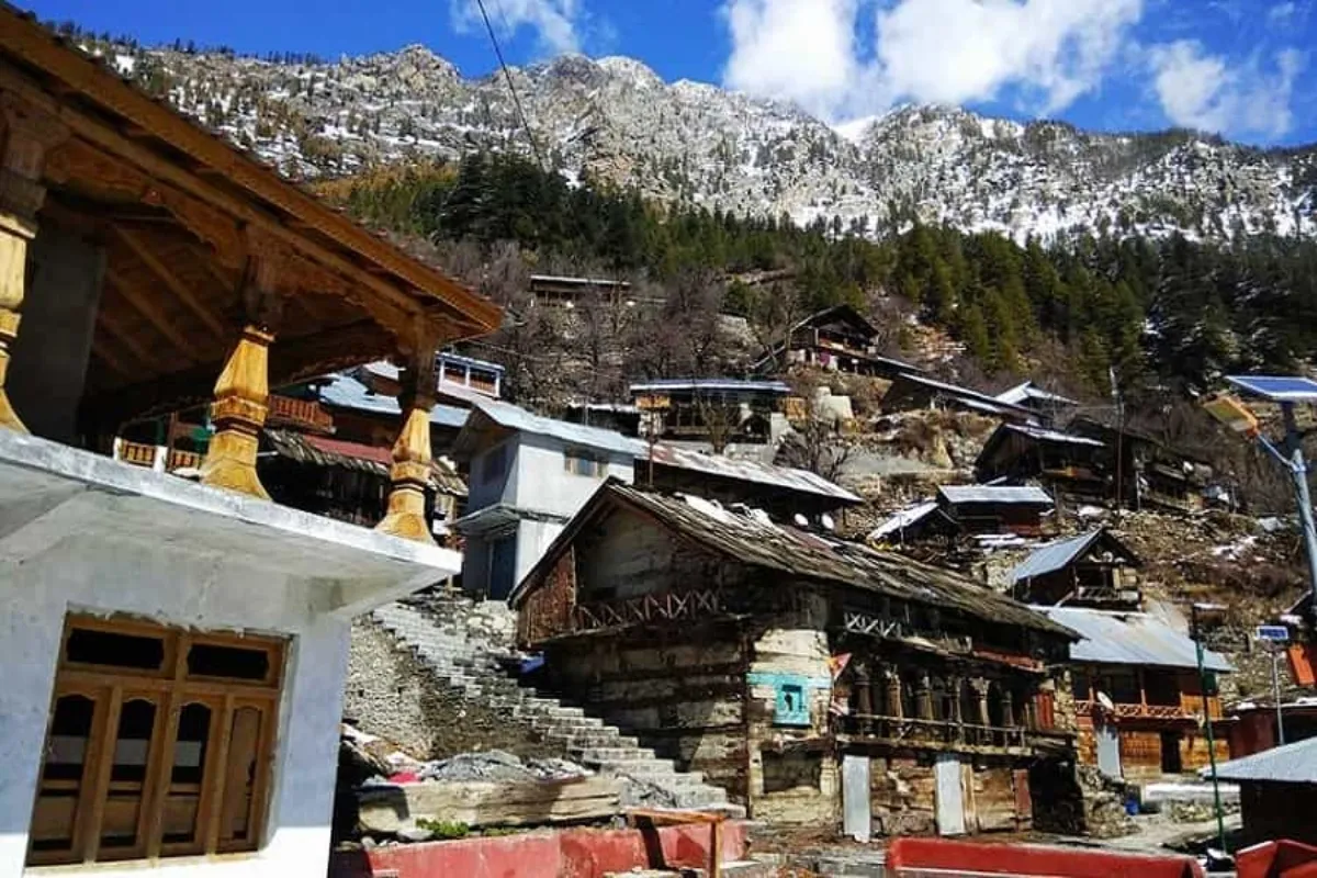 धराली गांव भागीरथी नदी के किनारे बसा हुआ है और चारों तरफ बर्फ से ढके पहाड़ों की छांव में सिमटा हुआ है. यहां का साफ-सुथरा वातावरण, नीला आसमान और शांत जीवनशैली हर साल हजारों पर्यटकों को आकर्षित करती है.