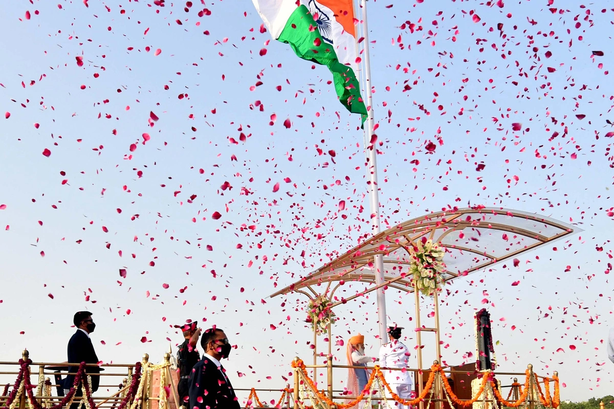 हर वर्ष 15 अगस्त को प्रधानमंत्री द्वारा लाल किले के प्राचीर पर सुबह लगभग 7 बजे तिरंगा फहराया जाता है जो भारत की आवाम की आत्मा है.