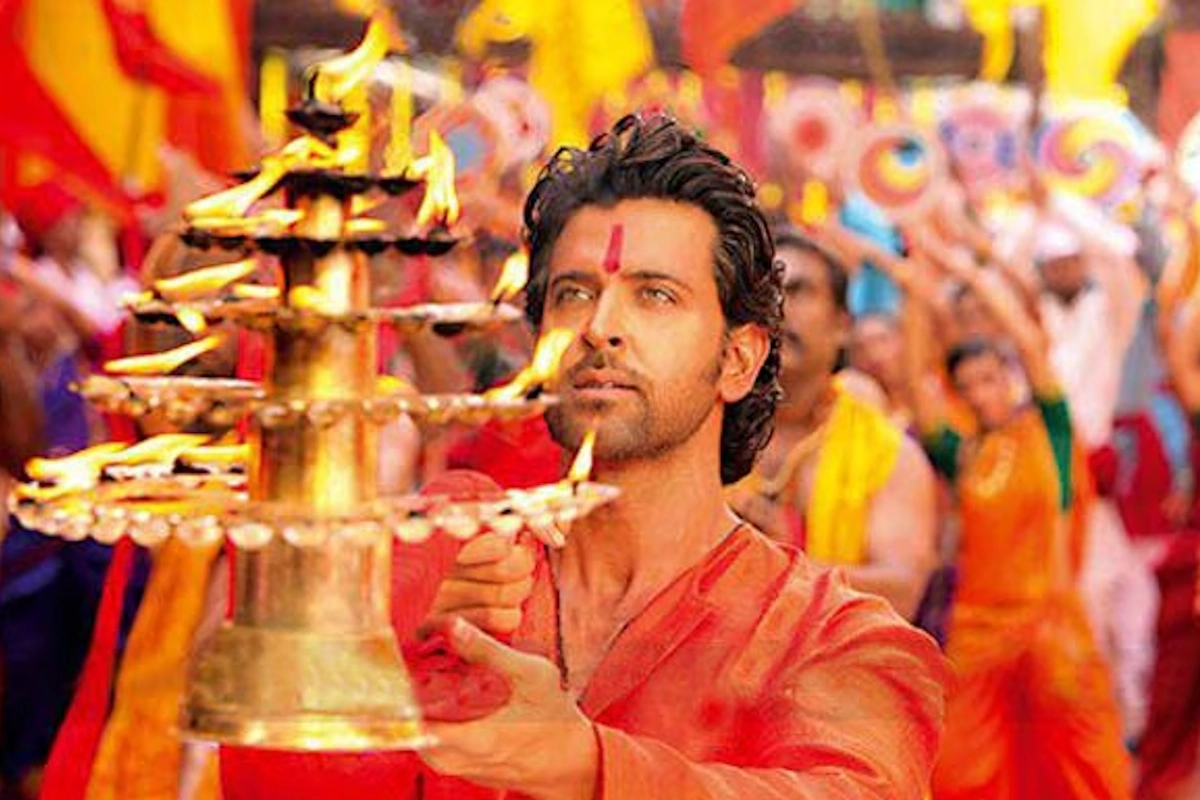 देवा श्री गणेशा (अग्निपथ, 2012) ऋतिक रोशन की फिल्म अग्निपथ का गाना देवा श्री गणेशा लोगों के दिलों में आज भी बसता है. इसमें गणपति बप्पा की आराधना और भव्य पंडाल का नजारा दिखाया गया है. फिल्म में ऋतिक का किरदार पूरे जोश और भक्ति के साथ बप्पा की स्तुति करता नजर आता है. 