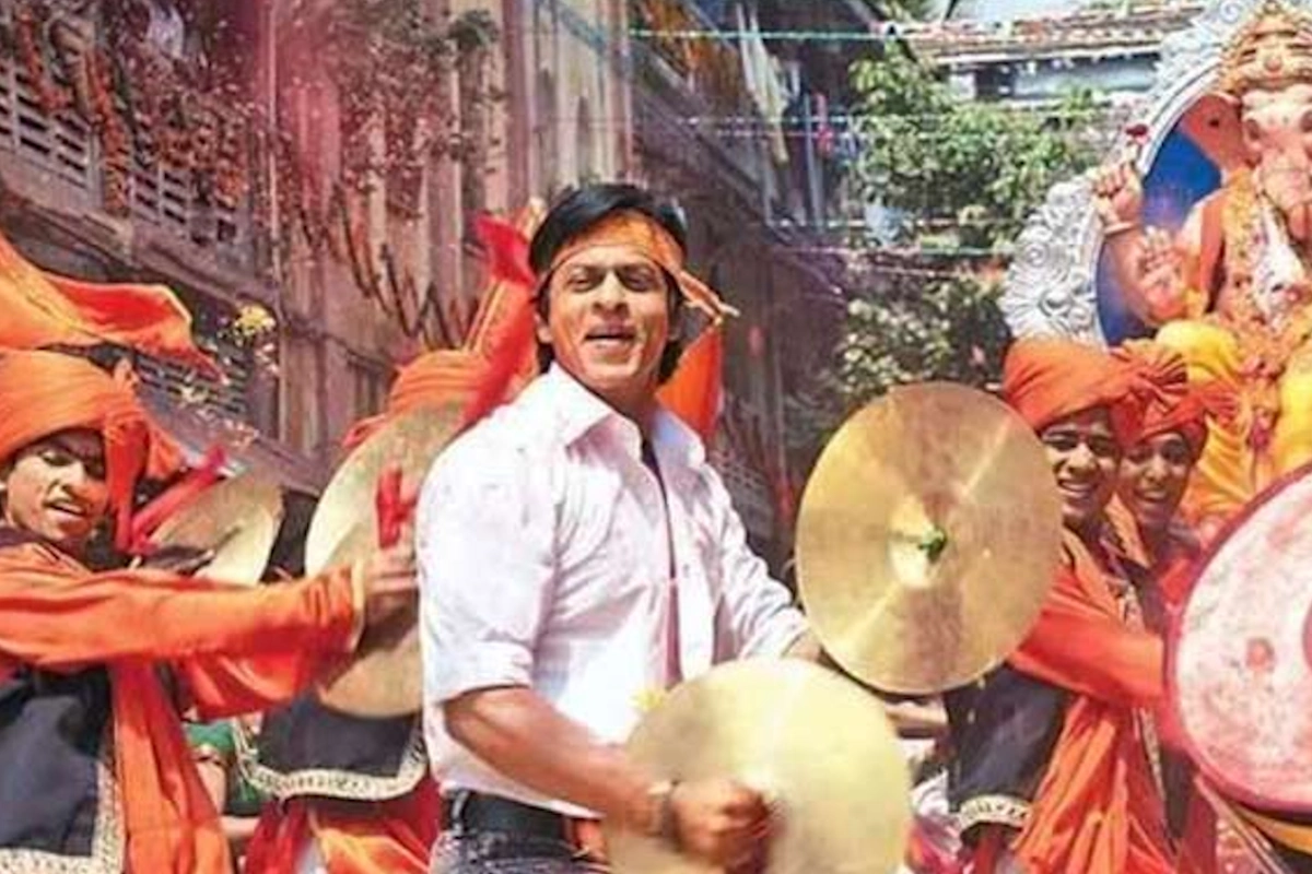 मोरिया रे (डॉन, 2006) शाहरुख खान की फिल्म डॉन में मोरिया रे गाने के साथ उनका शानदार एंट्री सीन जुड़ा है. किंग खान ढोल बजाते हुए गणेश उत्सव की भीड़ में उतरते हैं. यह गाना उस दौर में भी हिट था और आज भी लोग इसे सुनकर झूम उठते हैं. (Ganesh Chaturthi 2025) 