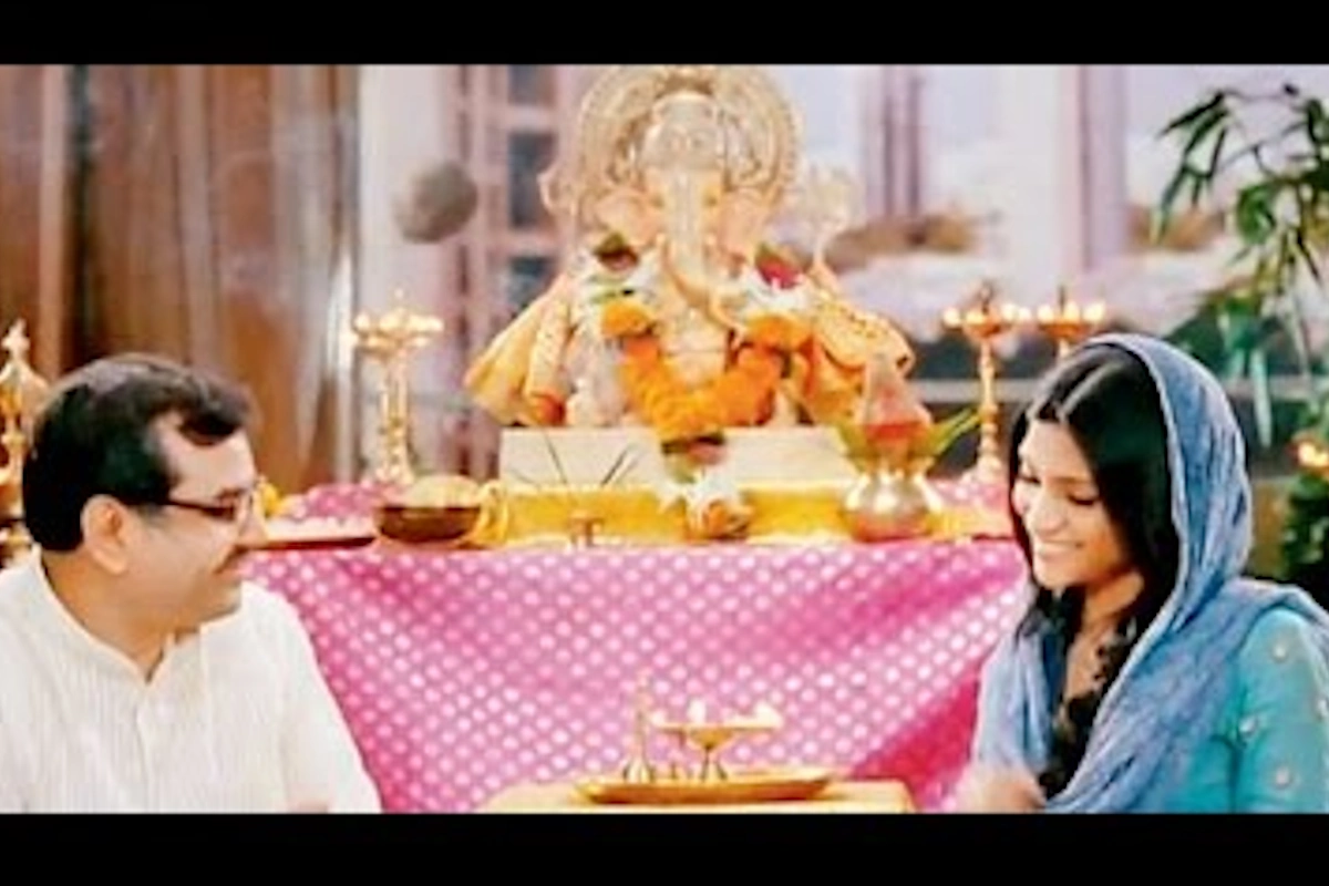 सुख कर्ता दुख हर्ता (अतिथि तुम कब जाओगे, 2010) अजय देवगन की फिल्म अतिथि तुम कब जाओगे के क्लाइमैक्स में मराठी की प्रसिद्ध गणेश आरती सुख कर्ता दुख हर्ता दिखाई गई थी. यह सीन फिल्म की भावनाओं को और गहरा बना देता है और दर्शकों को असली गणेश उत्सव का एहसास कराता है. 