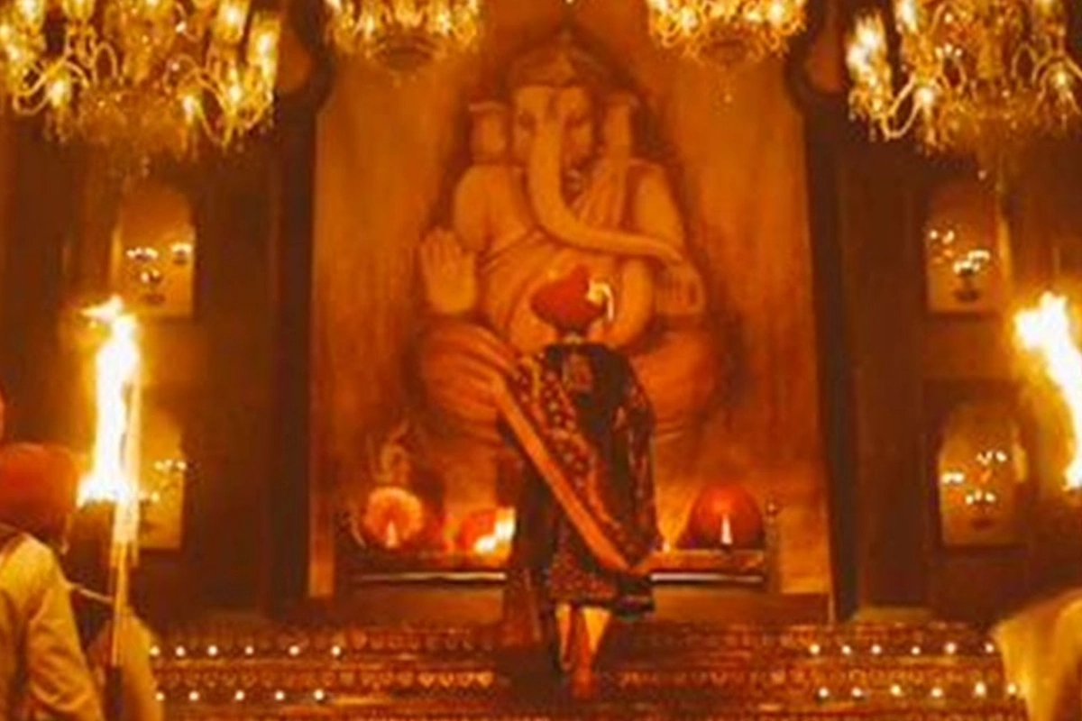 गजानन गजानन (बाजीराव मस्तानी, 2015) रणवीर सिंह की फिल्म बाजीराव मस्तानी में गजानन गजानन गाना बेहद भव्य अंदाज में फिल्माया गया है. विशालकाय गणेश प्रतिमा और रंगारंग सजावट के बीच यह गाना दर्शकों में भक्ति और जोश दोनों भर देता है. 