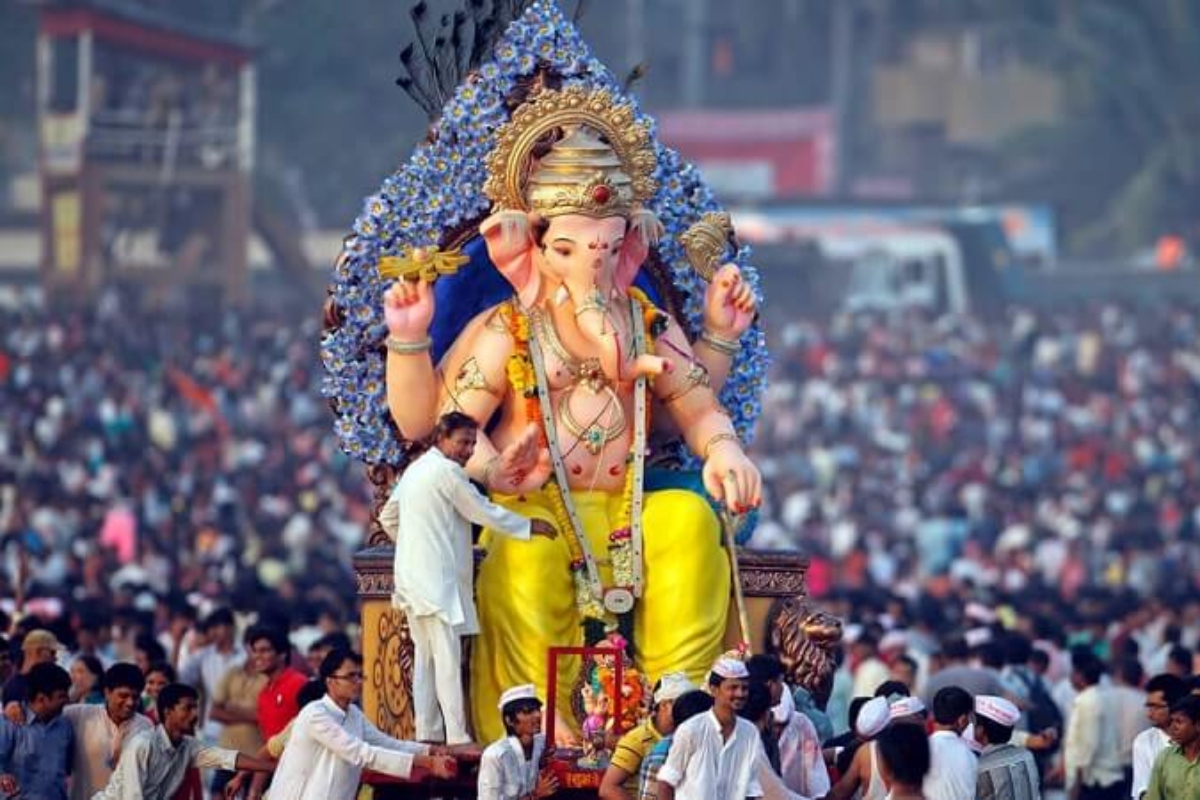 गणेश चतुर्थी का त्योहार धार्मिक अनुष्ठान से शुरू होकर सामाजिक एकता, सांस्कृतिक पुनरुत्थान और राष्ट्रीय आंदोलन का प्रतीक बन गया. लोकमान्य तिलक की पहल ने इसे एक राष्ट्रीय मंच में बदल दिया. आज यह पर्व हमें हमारी समृद्ध विरासत, एकता और सामाजिक जिम्मेदारी की याद दिलाता है.
