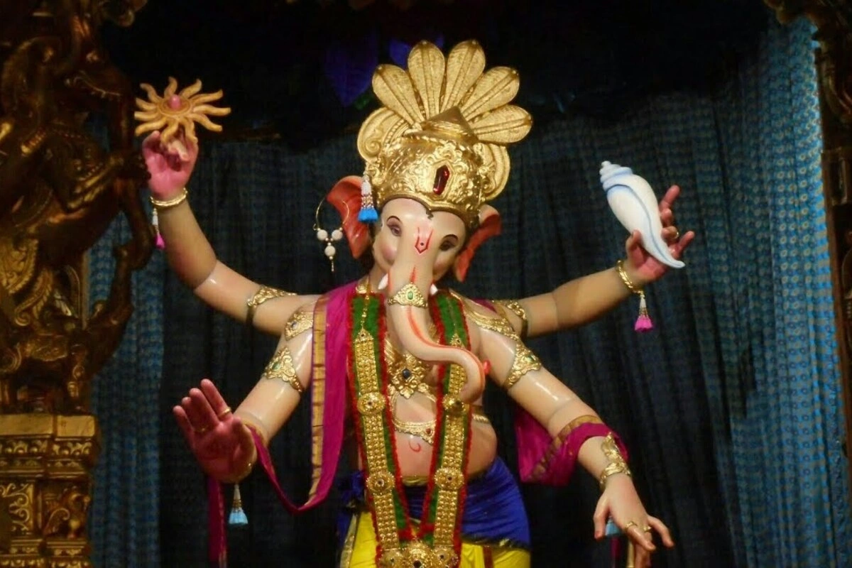 गणेश गली चा पंडाल राजा लालबागचा राजा से कुछ ही दूरी पर मौजूद है. मुंबई के सबसे पुराने गणपति मंडल में से एक होने के कारण इस पंडाल का ऐतिहासिक महत्व है, जहां 1928 में पहली बार गणेश गली चा राजा को स्थापित किया गया था. ये जगह चिंचपोकली, कारी रोड या फिर लोवर परेल रेलवे स्टेशन से कुछ मिनटों की पैदल दूरी पर ही है.