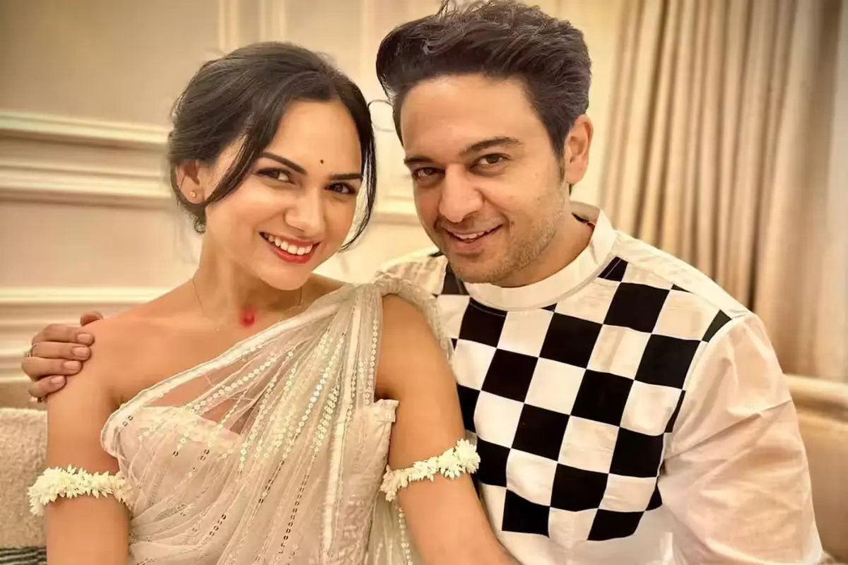 गौरव खन्ना शूटिंग से दूर अपनी पत्नी आकांक्षा चमोला के साथ आलीशान जगहों की सैर करना पसंद करते हैं. इन्होंने अक्सर अपनी खूबसूरत छुट्टियों की तस्वीरे शेयर की हैं, जिनमें मालदीव और थाईलैंड के फुकेत की रोमांटिक ट्रिप भी शामिल हैं.