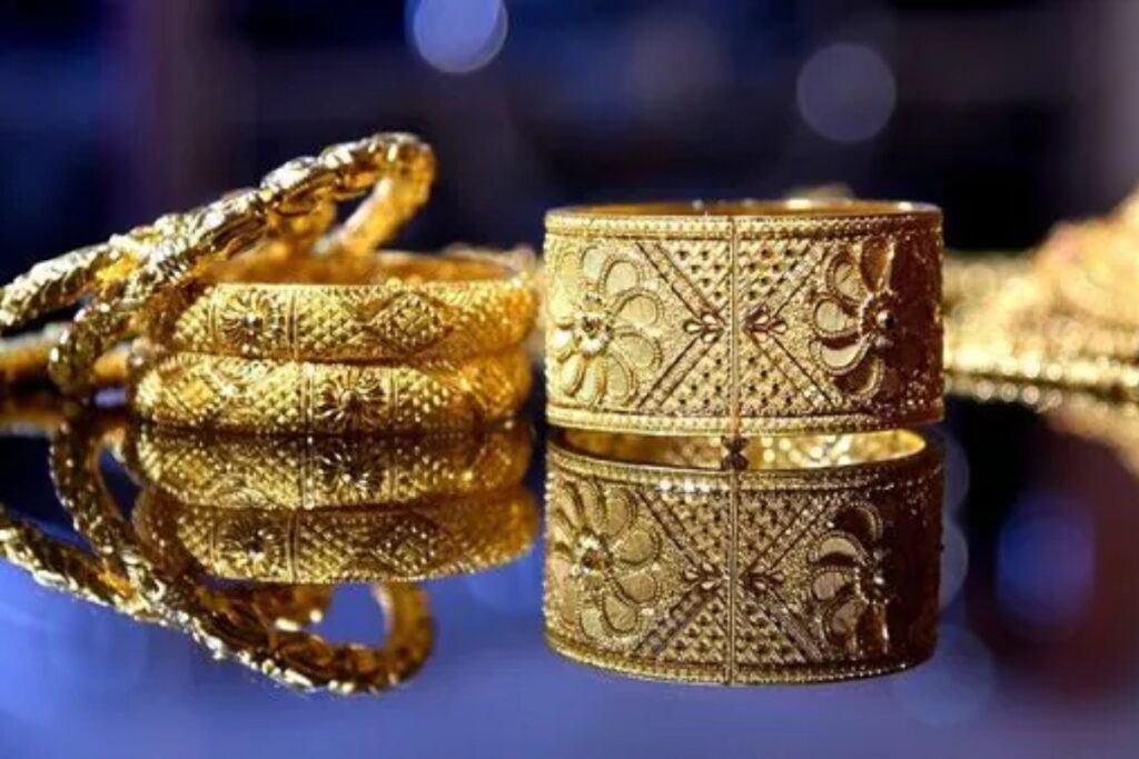 Gold Silver Price Today: सोने की चमक फीकी, चांदी ने बनाया नया रिकॉर्ड