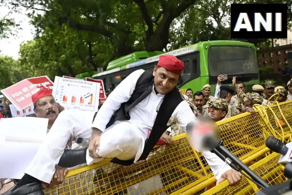Akhilesh Yadav: अखिलेश यादव का ये वाला अवतार देखा आपने? कूद कर बैरिकेडिंग को ऐसे किया पार, देखती रह गई दिल्ली पुलिस