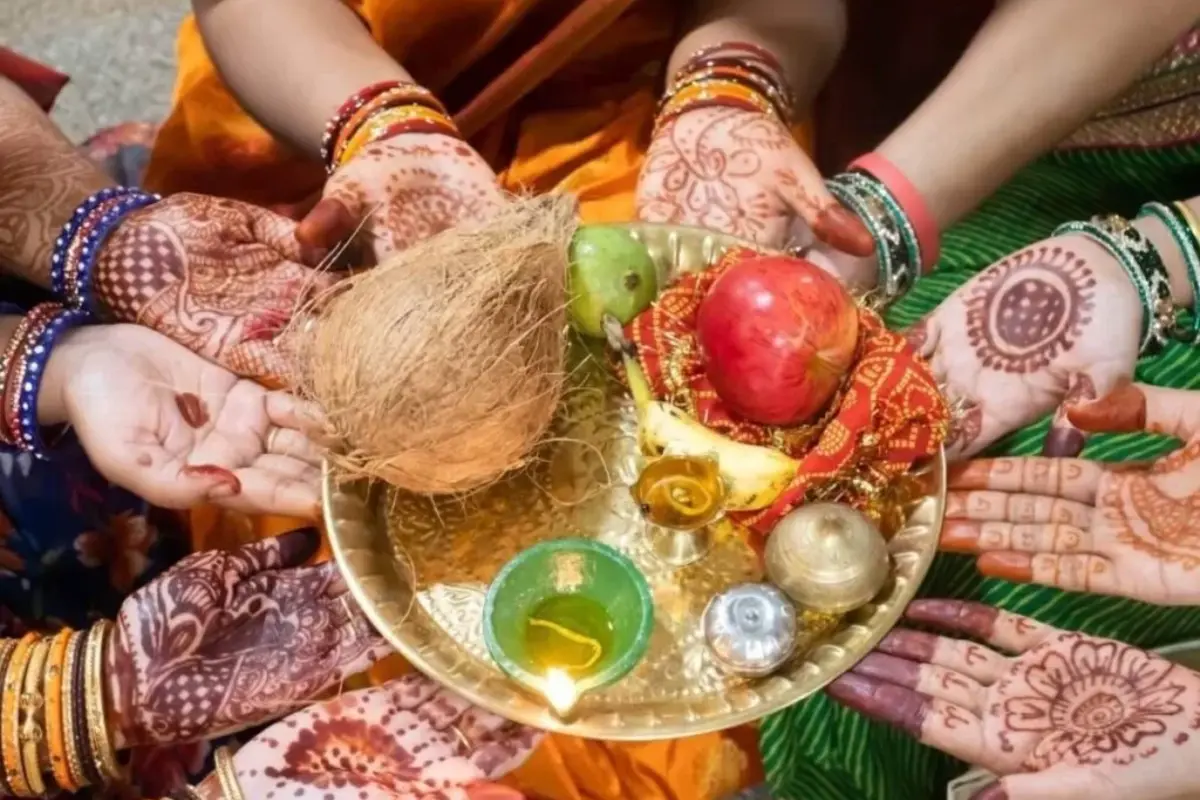 सरगी में मुख्य रूप से फल, मिठाई, सूखे मेवे, कपड़े और सिंगार की चीजें रखी जाती हैं जिसे एक तरह का आशीर्वाद एवं स्नेह का प्रतीक माना जाता है.