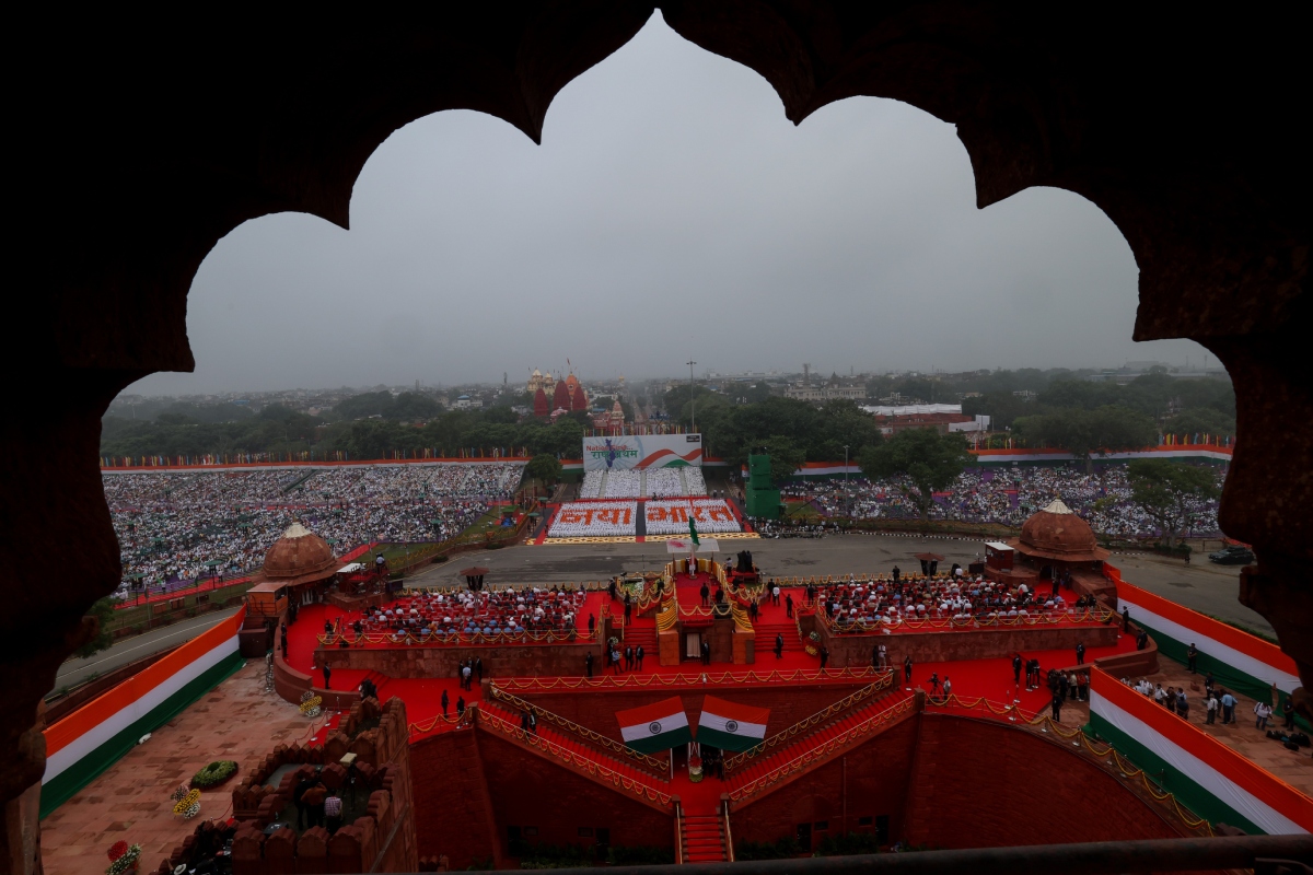 इस बार स्वतंत्रता दिवस की थीम नया भारत है. पहलगाम आतंकी हमले के बाद पाकिस्तान के आतंकी गुटों के खिलाफ भारत ने ऑपरेशन सिंदूर शुरू किया था. ऑपरेशन सिंदूर के जरिए पाकिस्तान के कई आतंकी ठिकानों को ध्वस्त किया गया था. आज ऑपरेशन सिंदूर के 100 दिन भी पूरे हो रहे हैं. 