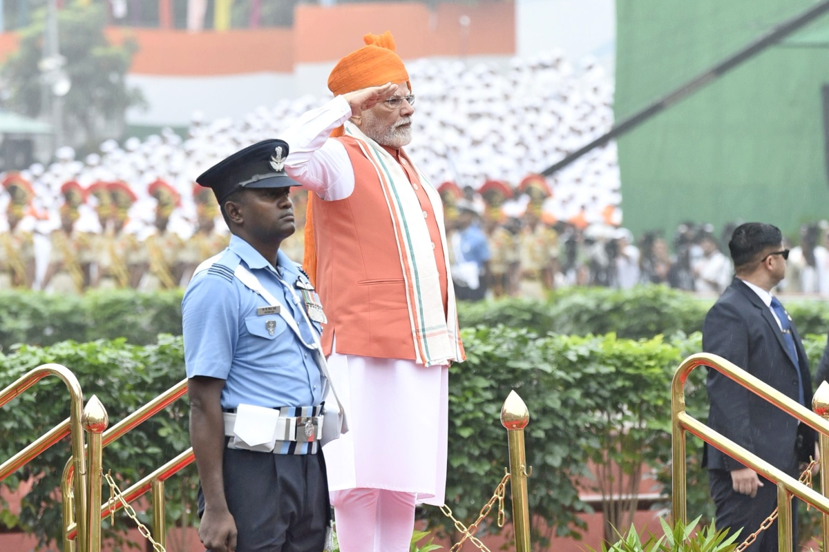 79वें स्वतंत्रता दिवस पर प्रधानमंत्री नरेंद्र मोदी ने दिल्ली के ऐतिहासिक लाल किले से तिरंगा फहराया. इसके बाद राष्ट्रगान और 21 तोपों की सलामी दी गई. तिरंगा लहरते ही पूरा माहौल ‘भारत माता की जय’ के नारों से गूंज उठा.
