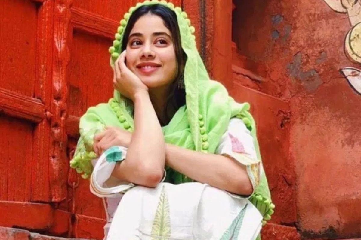 इसके अलावा जान्हवी कपूर के इस सफेद सूट को भी ट्राई कर सकती है. उन्होंने इसके साथ ग्रीन कलर का दुपट्टा केरी किया हुआ है. वाइट, ग्रीन और ऑरेंज कलर का परफेक्ट बैलेंस उनके लुक को स्वतंत्रता दिवस के लिए परफेक्ट बनाता है. 
