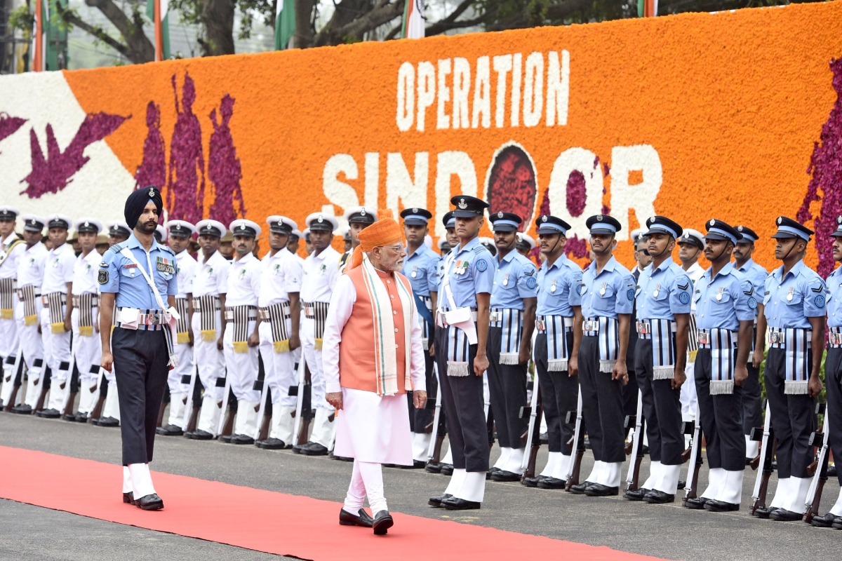 ऑपरेशन सिंदूर का जिक्र करते हुए प्रधानमंत्री ने पाकिस्तान को कड़ा संदेश दिया. उन्होंने कहा कि अब पाकिस्तान का ब्लैकमेल नहीं चलेगा और "सिंधू जल समझौता सही नहीं था."