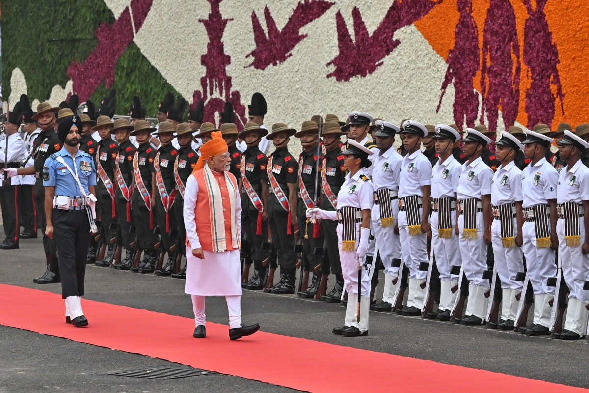 पीएम मोदी ने कहा कि स्वतंत्रता के लिए अनगिनत लोगों ने बलिदान दिया, लेकिन गुलामी के दौर में भारत निर्धन और निर्भर हो गया था. आजादी के बाद किसानों की मेहनत से अनाज के भंडार भरे और भूख पर काबू पाया गया.