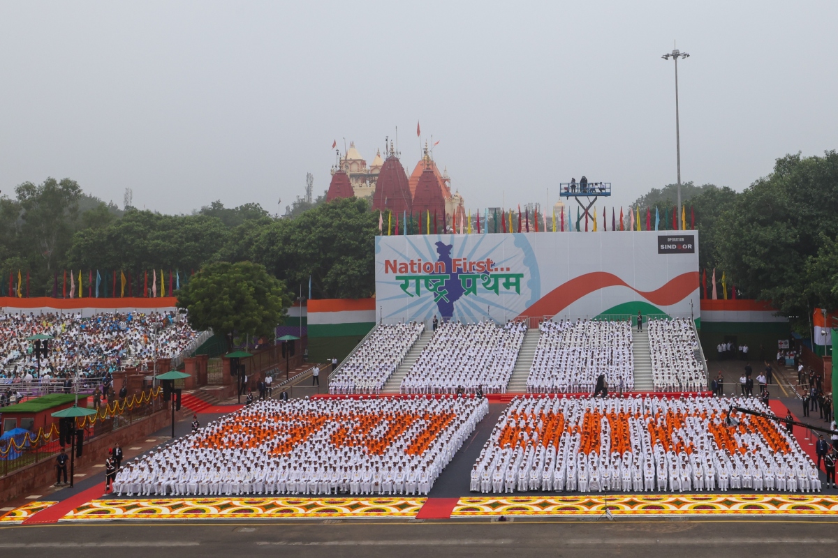 प्रधानमंत्री मोदी लाल किले की प्राचीर से तिरंगा फहराने के बाद देश को संबोधित कर रहे हैं. पीएम मोदी ने देश को संबोधित करते हुए कहा कि आज देश के 140 करोड़ देशवासी तिरंगे के रंग में रंगे हुए हैं. भारत के हर कोने से चाहे रेगिस्तान हो या हिमालय की चोटियां, समुंदर के तट हो या घनी आबादी वाले क्षेत्र हर तरफ से एक ही गूंज है, एक ही जयकारा है. 