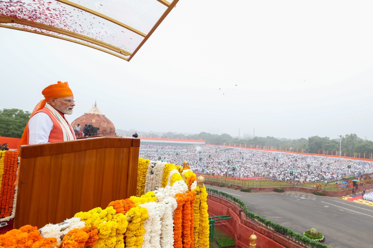 तिरंगा फहराने के बाद अपने भाषण की शुरुआत में पीएम मोदी ने हाल ही में बारिश से आई प्राकृतिक आपदाओं पर गहरी संवेदना व्यक्त की और कहा, "प्रकृति हमारी परीक्षा ले रही है.