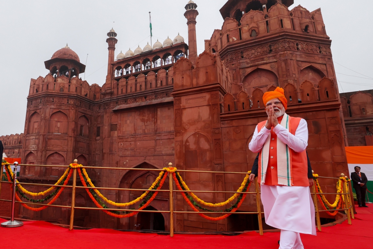 पीएम मोदी ने लाल किले की प्राचीर से अपने संबोधन में कहा कि देश के नौजवानों के लिए बड़ी खबर है. आज 15 अगस्त के दिन मेरे देश के युवाओं के लिए एक लाख करोड़ की योजना शुरू कर रहे हैं. आज से प्रधानमंत्री विकसित भारत रोजगार योजना लागू कर दी गई है.