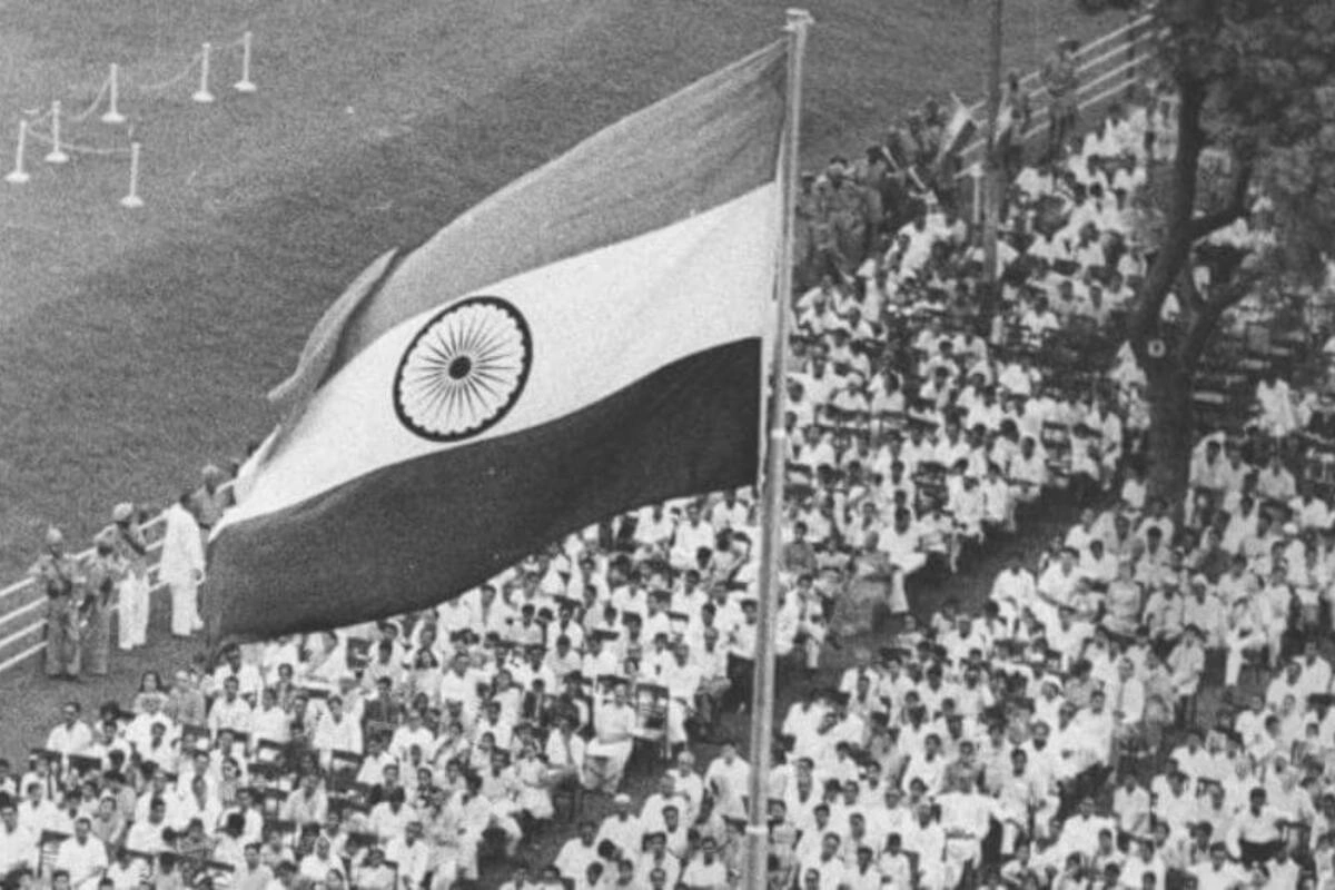भारत 15 अगस्त 1947 में आजाद हुआ था और इसी दिन मुस्लिम आबादी वाला क्षेत्र पाकिस्तान भारत से अलग होकर एक अलग प्रभुसत्ता-संपन्न देश बना.