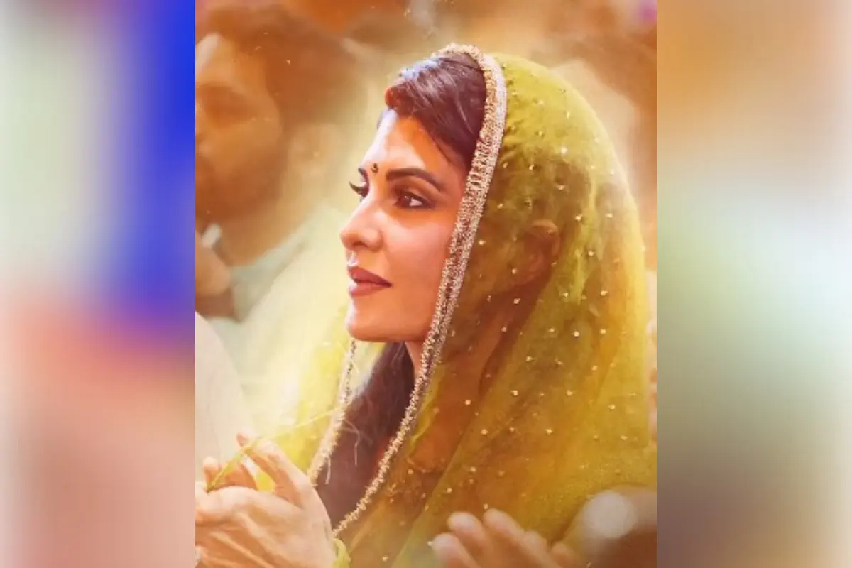 Ganesh Chaturthi Jacqueline Fernandez: इस दौरान जैकलीन ने भगवान गणेश को मोदक चढ़ाया और पूजा भी की. वहीं, उनके साथ अभिनेत्री अवनीत कौर नजर आ रही हैं. जैकलीन ने इंस्टाग्राम पर वीडियो पोस्ट कर कैप्शन में लिखा- हर दर्शन हमें धैर्य, प्रेम और चमत्कार की याद दिलाता है. गणपति बप्पा मोरया! उनके इस पोस्ट ने यूजर्स का दिल जीत लिया. वहीं, कई यूजर्स उन्हें- गणपति बप्पा मोरया और ओम गण गण गणपतये नमः लिख रहे हैं, तो कई हार्ट इमोजी भेज रहे हैं.
