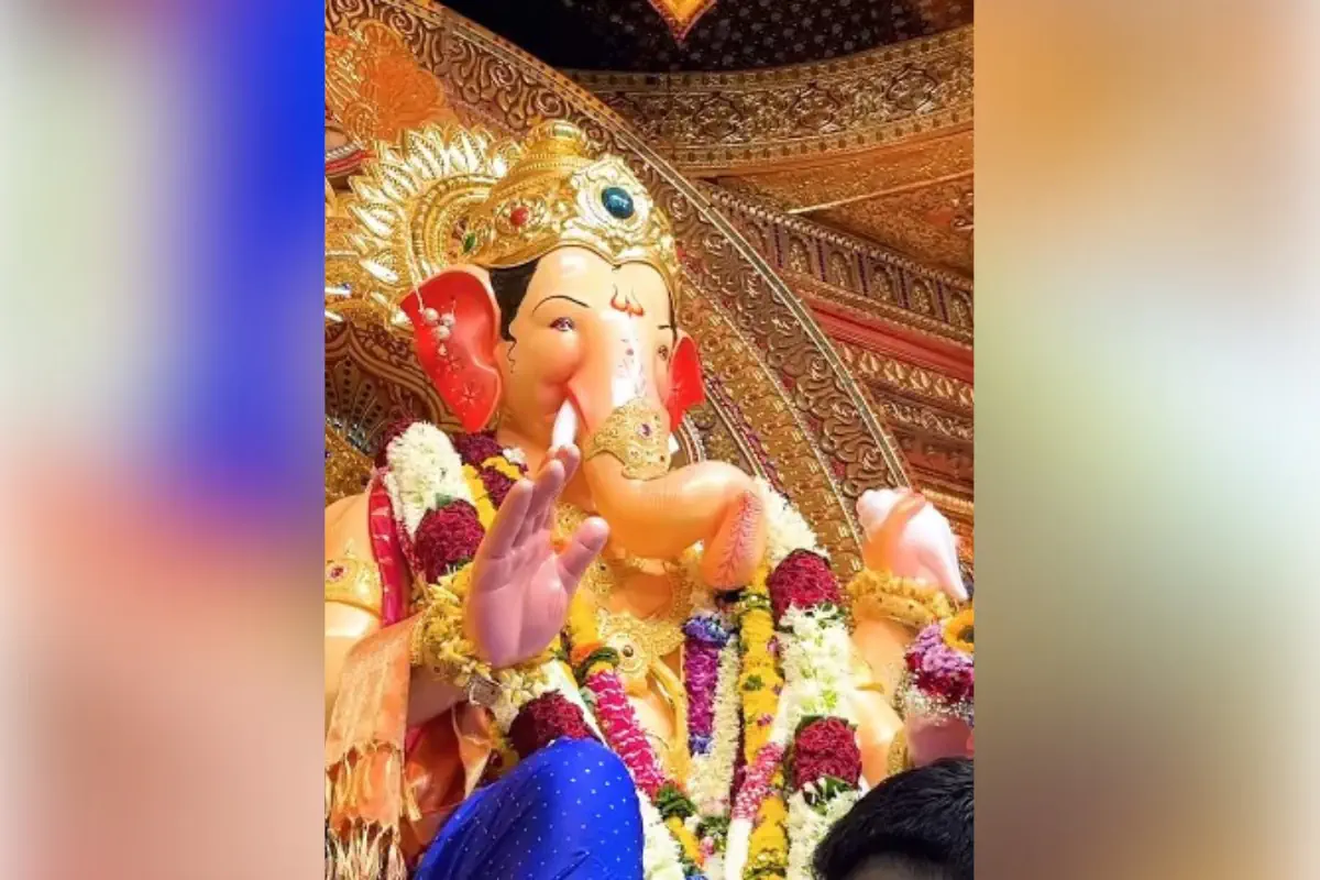 श्रीलंका की रहने वाली अभिनेत्री लालबागचा राजा के दर्शन करती नजर आ रही हैं. लुक की बात करें तो उन्होंने पीच रंग के खूबसूरत लहंगे के साथ हरे रंग की चोली पहनी है, जिसके साथ हरे रंग की चुनरी ने उनके लुक को और आकर्षक बनाया. मिनिमल मेकअप के साथ उनकी सादगी और भक्ति भाव प्रशंसकों के दिल को छू रहा है. जैकलीन ने वीडियो के बैकग्राउंड में मराठी आरती 'सुखकर्ता दुख हरता' ऐड किया है.