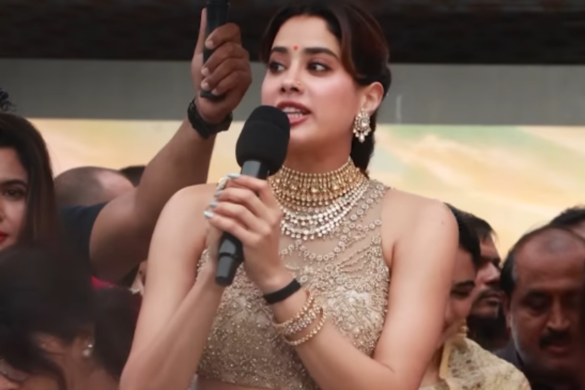जाह्नवी ने अपने खूबसूरत लुक को और ज्यादा सुंदर बनाने के लिए बालों को लंबी चोटी में स्टाइल किया था, जिसे उन्होंने वाइट डेलिकेट फूलों से सजाया था. 