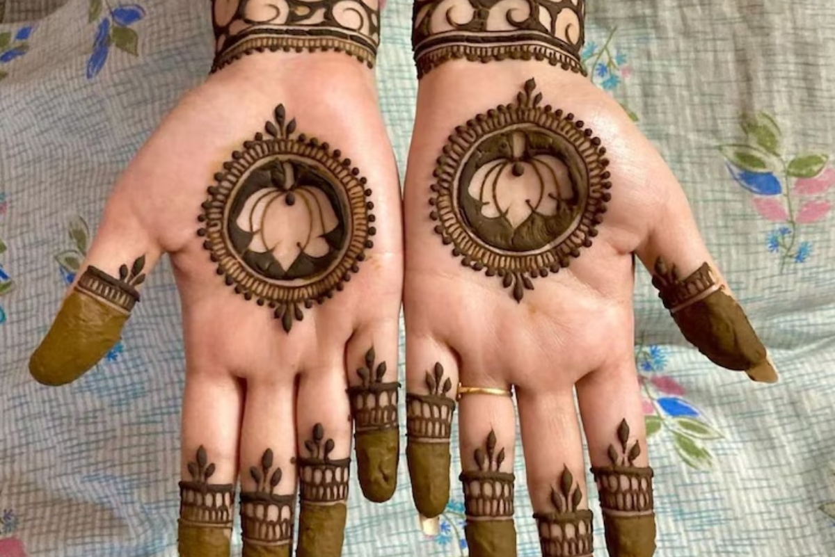 अगर आप अपने हाथों को खूबसूरत कजरी तीज में बनाना चाहते हैं, तो आप कमल के फूलों के इस डिजाइन को अपने हाथों में लगा सकते हैं. इसको लगाने के बाद आपके हाथ सुंदर दिखेंगे और हर कोई जमकर तारीफ भी करेगा.