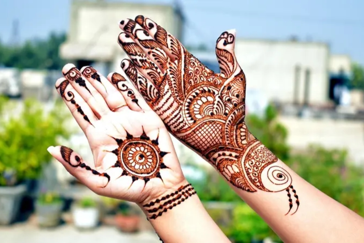 Kajari Teej Mehndi Design: कजरी तीज पर अपने हाथों को खूबसूरत और चार-चांद लगाना चाहती है तो गोल टिक्की मेहंदी देखने में काफी सिंपल नजर आती है. वहीं देखने में यह डिजाइन काफी खूबसूरत नजर आती है. 