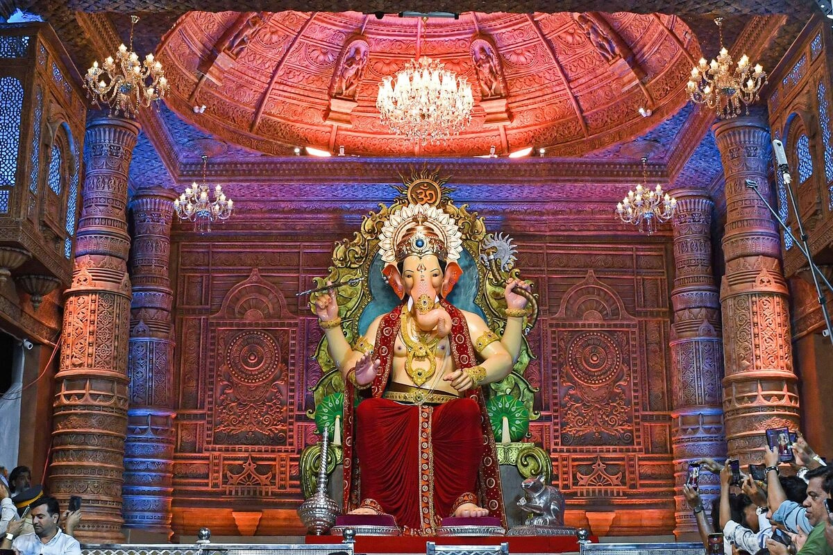 लालबाग में विराजमान किए जाने वाले गणपति बप्पा को लालबागचा राजा पंडाल कहा जाता है. मुंबई के लोवर परेल इलाके में स्थित लालबागचा राजा की 1934 में स्थापना हुई थी. गणेश चतुर्थी उत्सव के दैरान यहां पर लगे पंडाल में न केवल लाखों लोग बल्कि सेलेब्रिटी भी बप्पा के दर्शन करने आते हैं. अगर आपको लालबागचा राजा के दर्शन करने हैं, तो चिंचपोकली या करी रोड में से किसी भी रेलवे स्टेशन पर उतरकर लालबाग मार्केट जा सकते हैं.