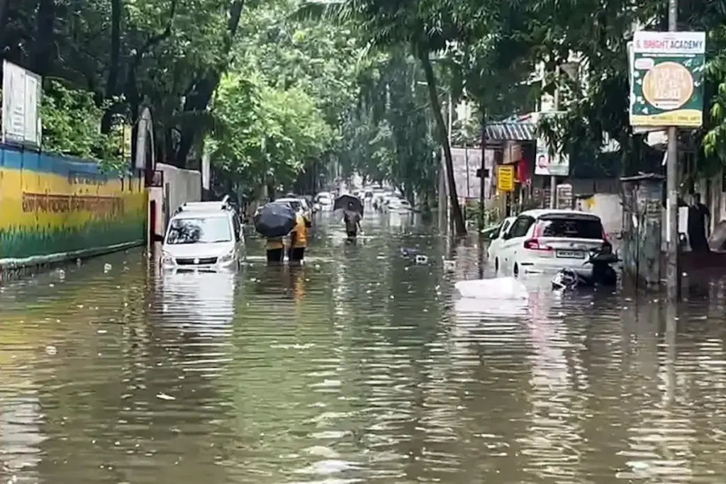 Mumbai Rain Update: मुंबई में आफत बनकर बरस रहे बादल, यातायात ठप