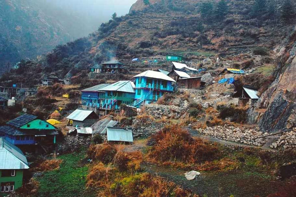 सबसे पहले हम बात करते हैं हिमाचल प्रदेश की. यहां पार्वती घाटी में स्थित गांव अपनी अनोखी संस्कृति और रहस्यमयी परंपराओं के लिए काफी मशहूर है. यहां के लोग खुद को सिकंदर महान की सेना का वंशज मानते हैं. गांव में बाहरी लोगों के लिए कई नियम हैं और यहां की अलग जीवनशैली विदेशी यात्रियों को काफी आकर्षित करती है. 